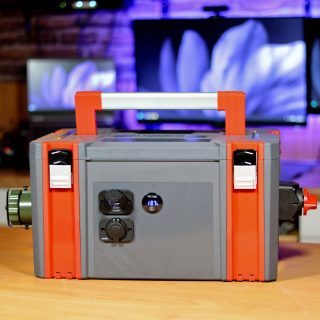 🌞☀️ Die neue DIY-Solar-Powerstation ist pünktlich zum Frühling fertig und einsatzbereit! 💡Herzstück ist eine 12V 100AH Batterie von @eco_worthy die mir satte 1200Wh liefert. Geladen wird mit dem zuverlässigen MPPT-Laderegler von @victron_energy direkt via Solarpanel. USB und 12V Zigarettenanzünder-Anschluss sind direkt verbaut - 230V Wechselrichter und zusätzliche Batterie-Erweiterung können über den NATO-Stecker angeschlossen werden. Die ganze Power ist mobil und passt in eine handliche Werkzeugkiste! 🛠️💼 #SolarPower #Basteln, #DIYProjekt, #SolarPowerStation #Victron #EcoWorthy #MobileEnergie #OffGridLiving #RenewableEnergy #Sustainability #PowerStation #SolarEnergy #OffGrid