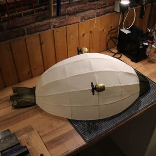 Baue gerade an einer steampunk-artigen Zeppelin-Deckenleuchte. Der Korpus besteht aus gelötetem 2,5mm Kupferdraht, bespannt mit einem leicht transparenten, leinenfarbenen Stoff. Heck, Nase und Propeller sind 3d-gedruckt und mit Airbrush mit Messing-Farbe. Jetzt noch die RGB-LEDs einbauen und das ganze an die Decke schrauben :)
Building a steampunk-like Zeppelin ceiling light. The body is made of soldered 2.5mm copper wire, covered with a slightly transparent, linen-coloured fabric. Tail, nose and propeller are 3d-printed and airbrushed with brass paint. Next step is to install the RGB-LEDs and screw the whole thing to the ceiling :)
#rgbled #steampunk #3dprint #3dprinted #diy #doityourself
#werkstatt #workshop #maker #makerspace #soldering #makersgonnamake #werkstattliebe #mancave #handmade #diy #einfachmachen #basteln